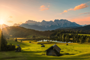 Ausblick über den Bergsee zum Bergpanorama