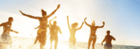 Jugendliche laufen ins Meer