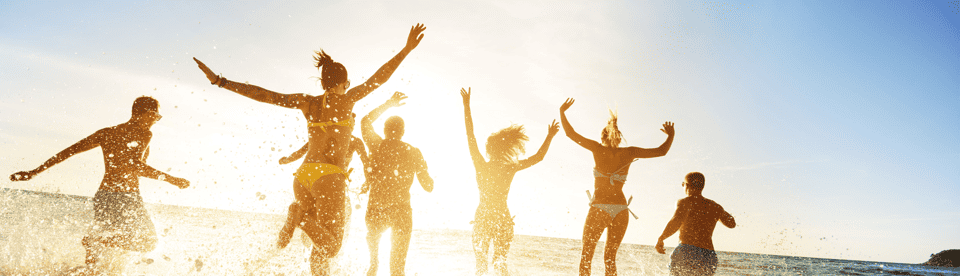 Jugendliche laufen ins Meer