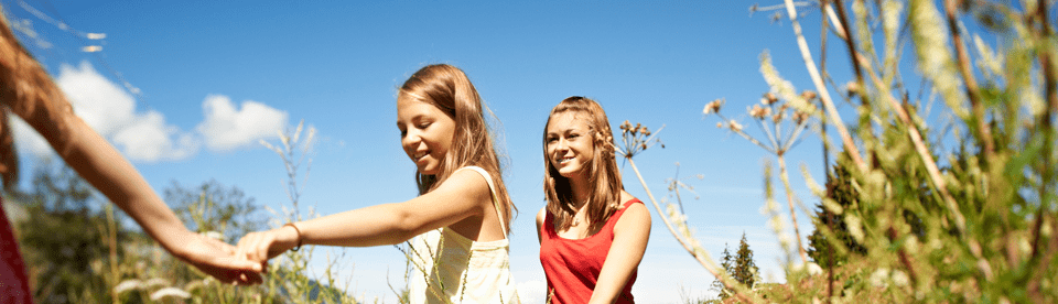 Kinder laufen durch ein Feld