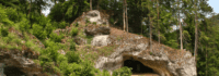 Höhlen in den Felsen