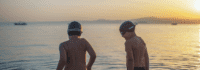 Jungs stehen im Meer