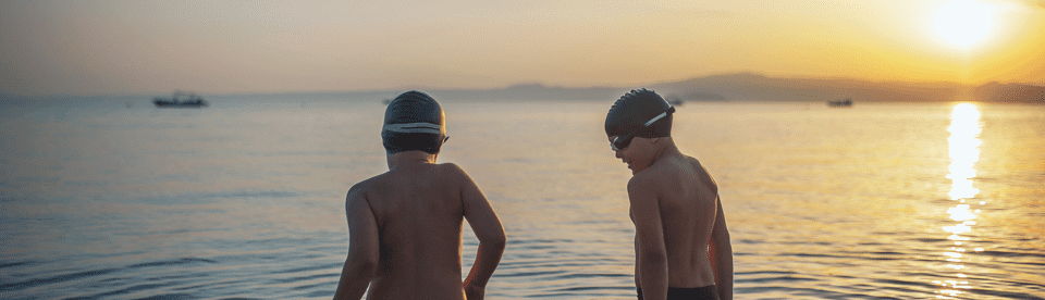 Jungs stehen im Meer