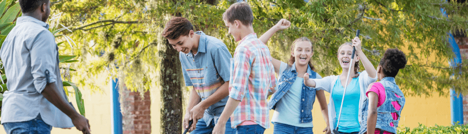 Jugendliche spielen eine Partie Minigolf