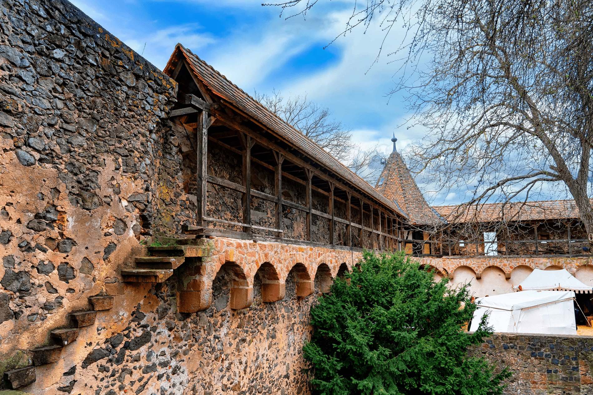 Burgmauer mit Rundgang in Ronneburg