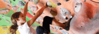 Mädchen beim Bouldern
