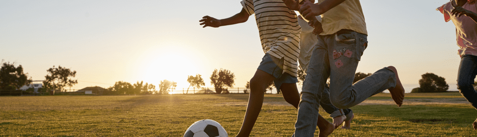 Ballspiele im Sonnenuntergang