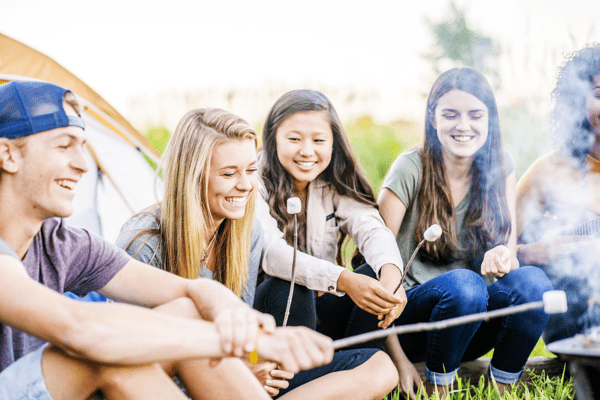 Jugendliche machen Marschmallows im Englischcamp Harz