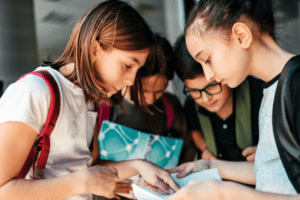 Kinder besprechen sich im Englischcamp Trier