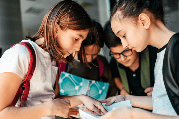 Kinder besprechen sich im Englischcamp Trier