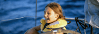 Mädchen an Deck eines Segelschiffs