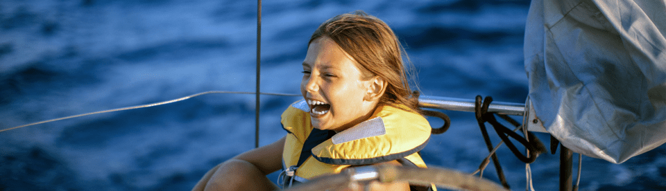 Mädchen an Deck eines Segelschiffs