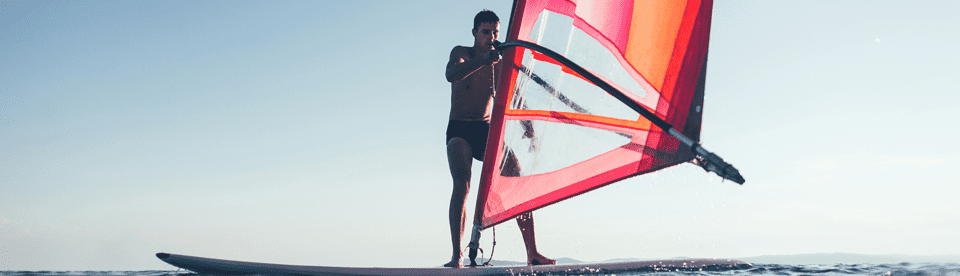 Windsurfer im Wasser