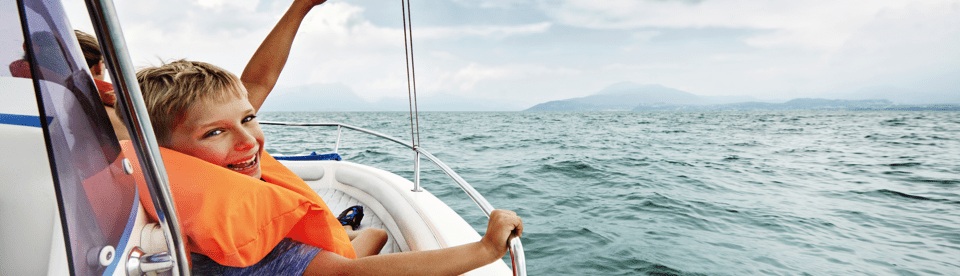 Junge genießt Segeltour