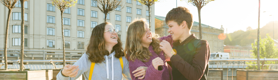 Kinder lachen gemeinsam