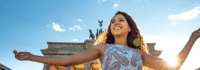 Mädchen posiert vorm Brandenburger Tor