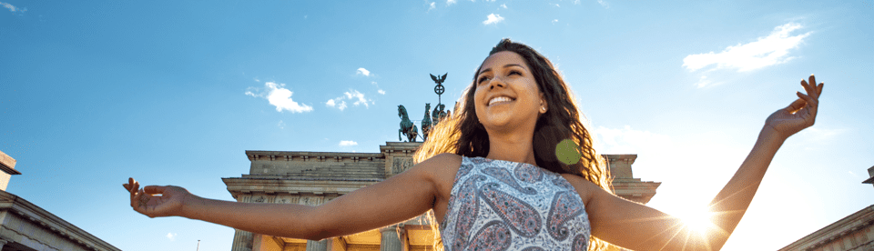 Mädchen posiert vorm Brandenburger Tor