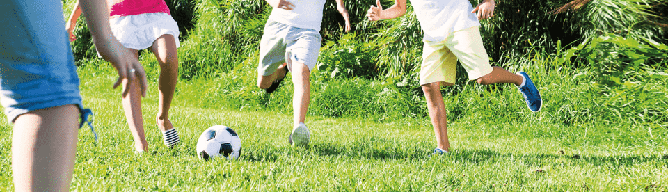 Kinder spielen Fußball