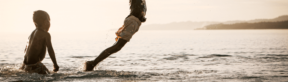 Kinder spielen im Wasser