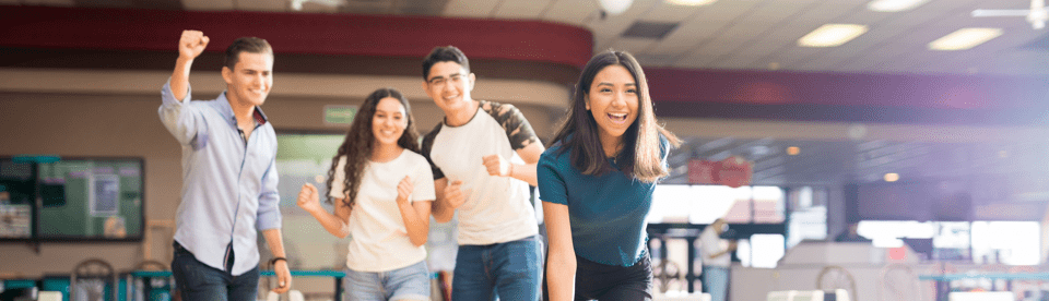 Teens haben Spaß beim Bowling