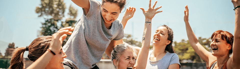 Fröhliche Kinder im Feriencamp