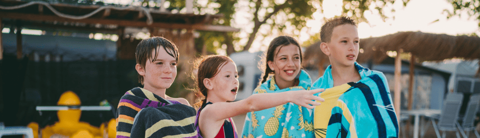 Kinder nach dem Baden mit Handtüchern