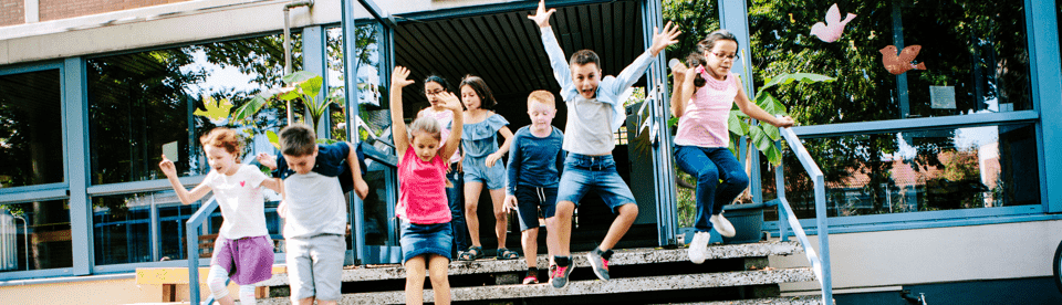 Kinder springen von einer Treppe