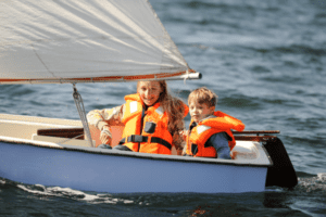 Kinder im Segelschiff im Englischcamp in Xanten