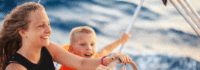 Kinder steuern ein Segelschiff