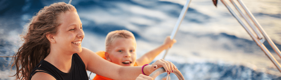 Kinder steuern ein Segelschiff
