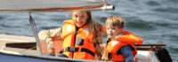 Kinder sitzen in einem Boot