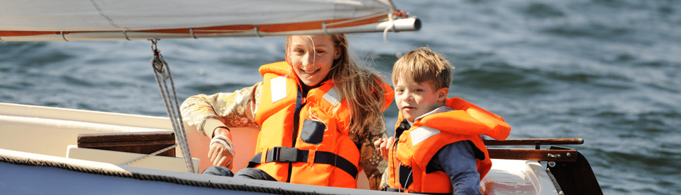 Kinder sitzen in einem Boot