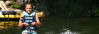 Mädchen fährt Wasserski