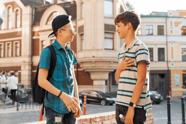 Englisch Ferienlager Hildesheim Zwei Jungs lächeln sich an und stehen sich gegenüber