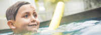Kind mit Schwimmnudel