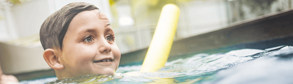 Kind mit Schwimmnudel