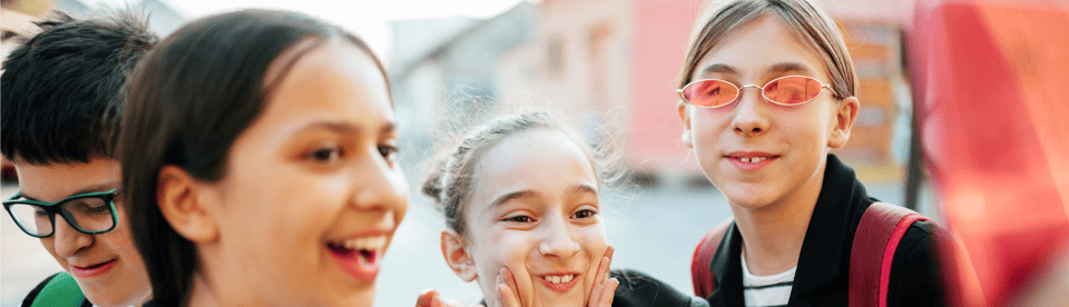 Kinder machen Grimassen und lachen