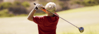 Junge holt zum Golfschlag aus