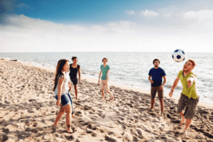 Ballspiele am Strand im Beachcamp