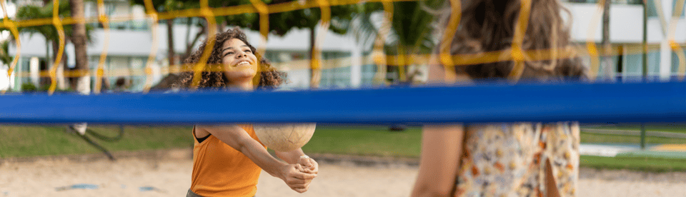 Mädchen beim Beachvolleybal spielen