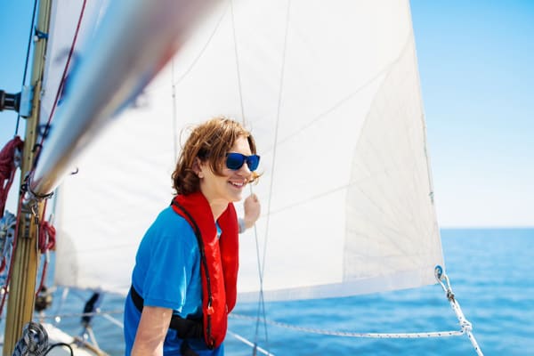 Junge auf Segelschiff