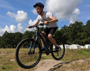 Junge auf Mountainbike