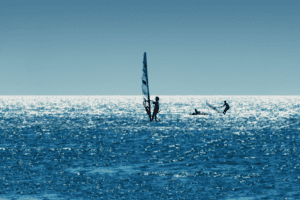 Windsurfen auf dem Meer in den Feriencamps an der Nordsee