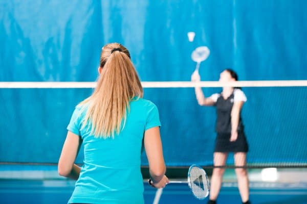 Zwei Mädchen spielen im Badmintoncamp Rabenberg