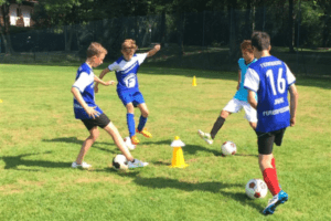 Jungs spielen Fußball