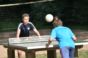 Zwei Kinder spielen Headis in den Ferienlager in Rheinland-Pfalz