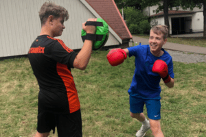 Zwei Jungs beim Boxen in den Englisch Camps in Baden-Württemberg