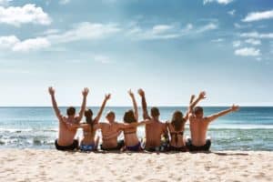 Freundesgruppe am Strand bei Ferienlager
