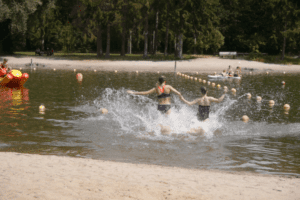 Zwei Mädchen rennen in einen See