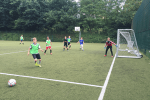 Kinder spielen Fußball